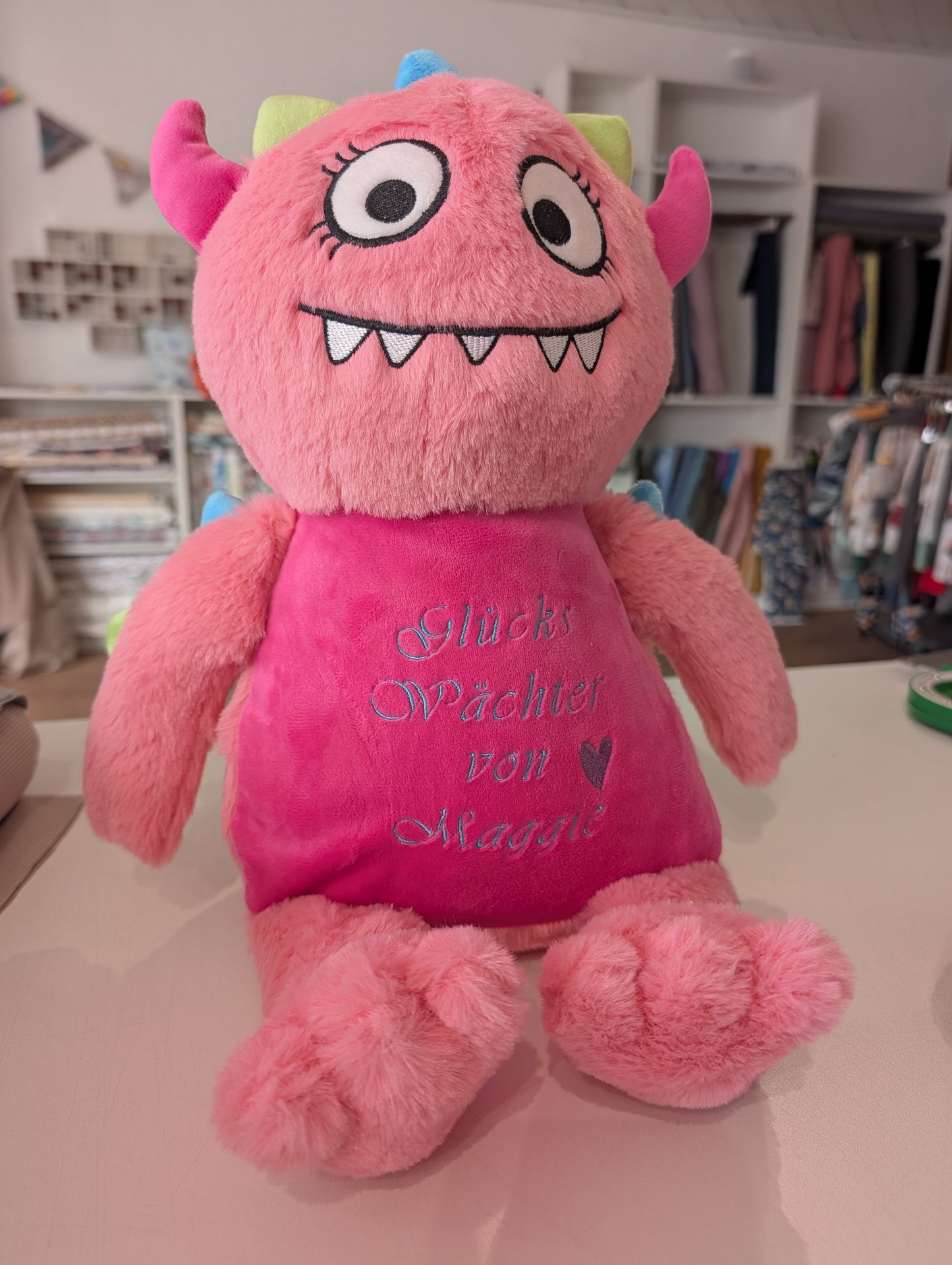 Kuscheltier Monster rosa bestickt